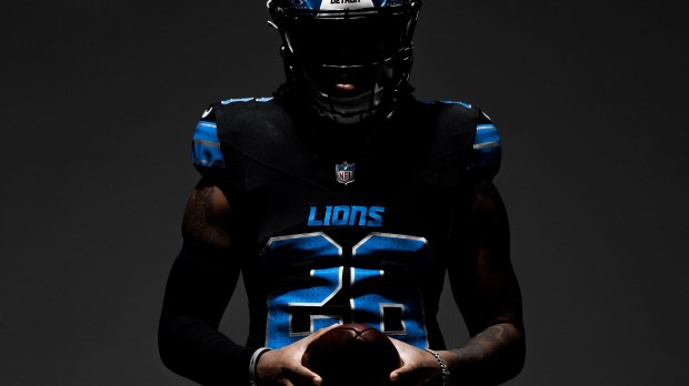 Uusi musta Detroit Lions -paita on palannut uudelle kaudelle